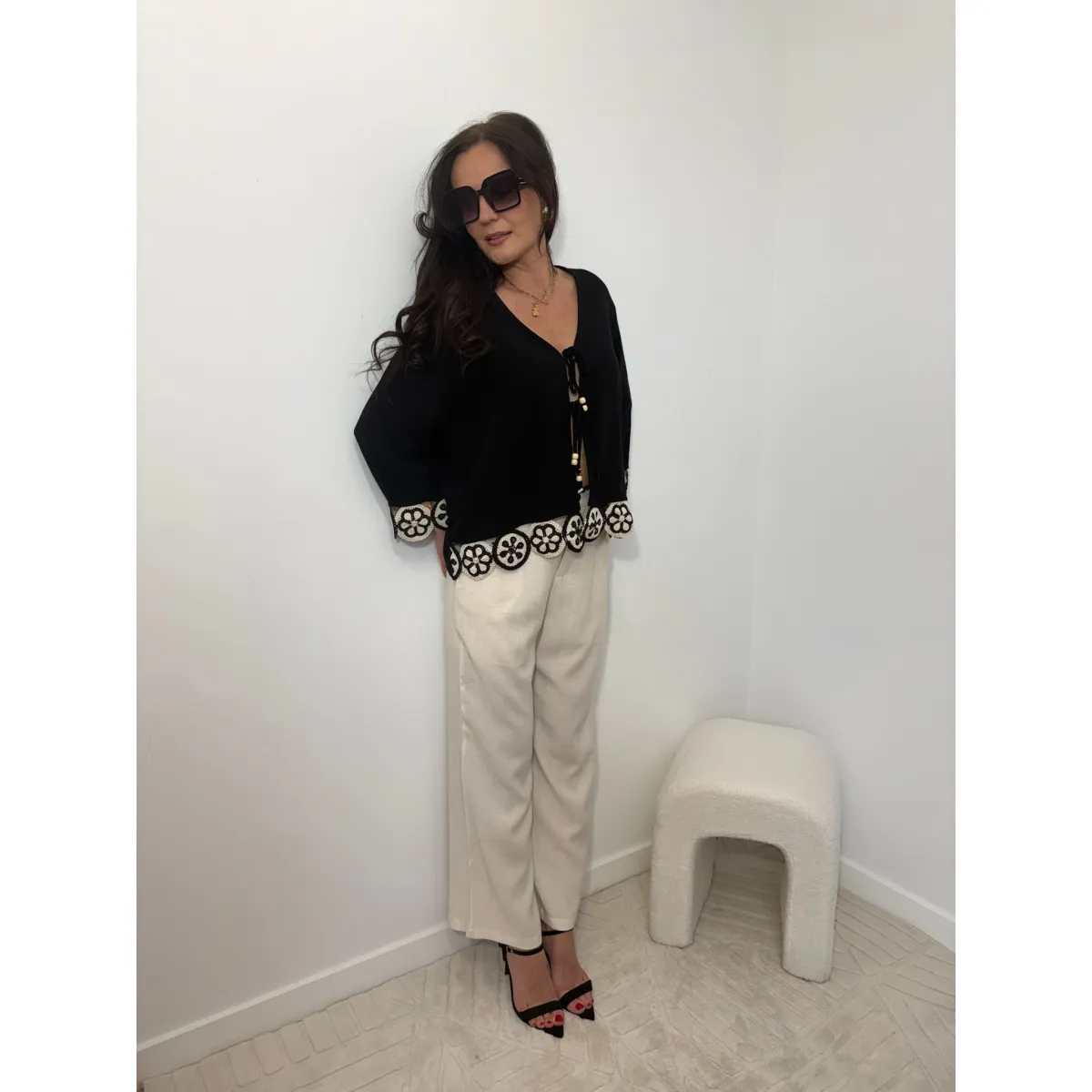 Wiskozową narzutka z lnem MEGI w kolorze czarnej nocy z aplikacją