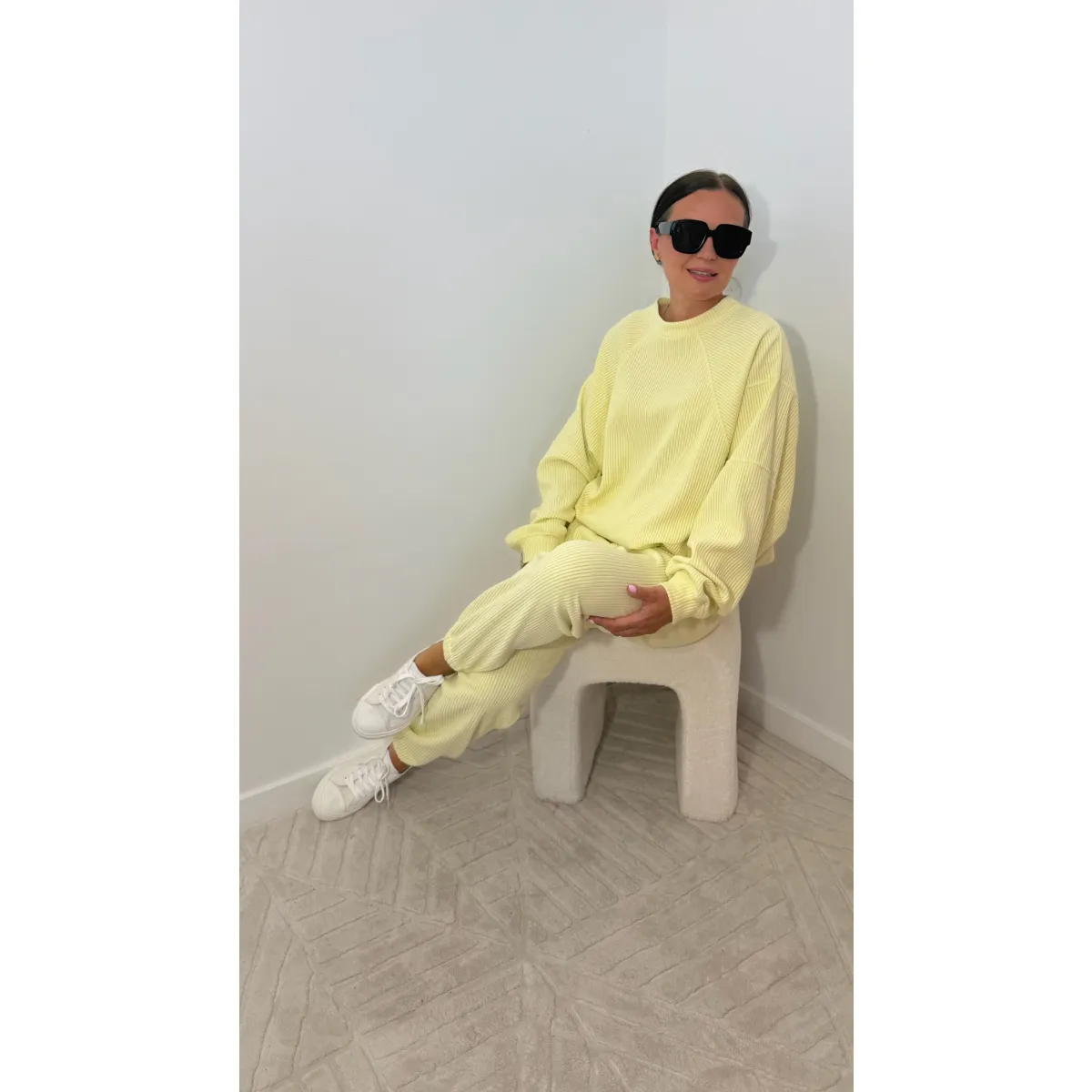 Bawełniany dres STEFFI w odcieniu bananowym w prążki