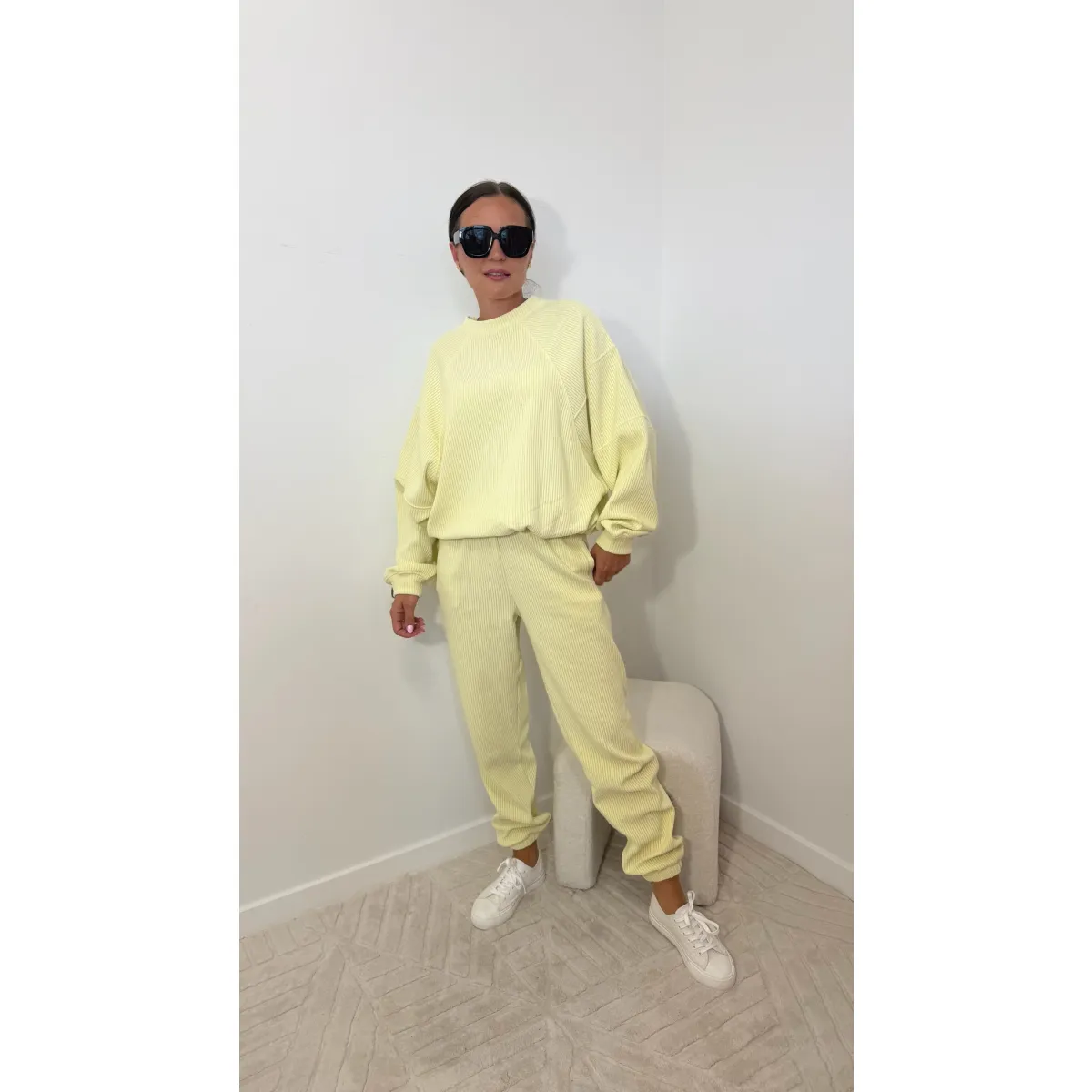 Bawełniany dres STEFFI w odcieniu bananowym w prążki