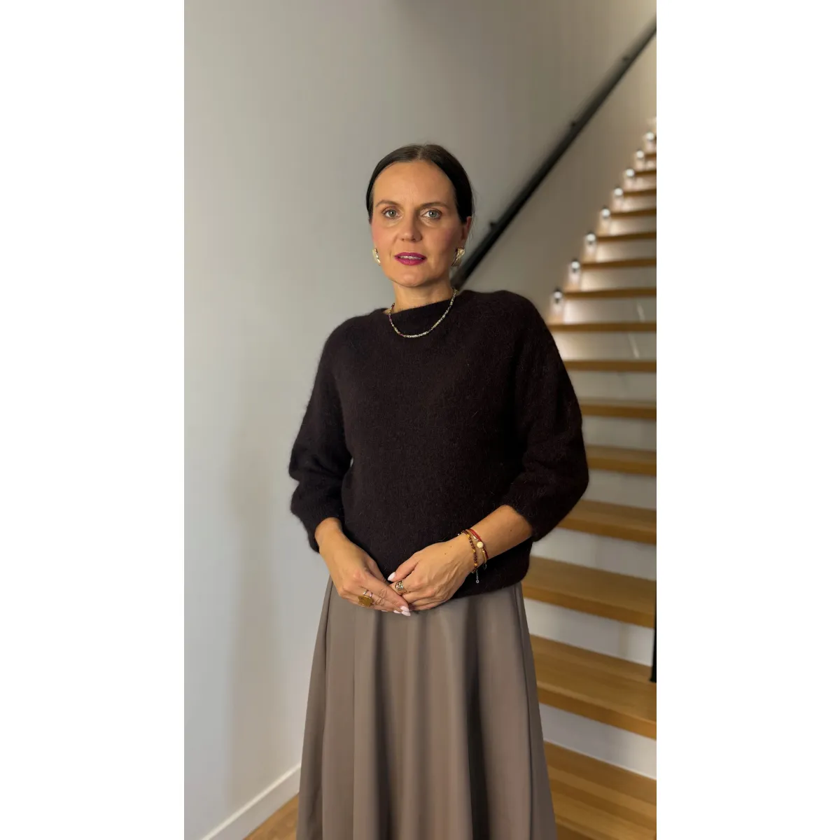 Miękki sweter z królikiem MIU w odcieniu czekoladowym