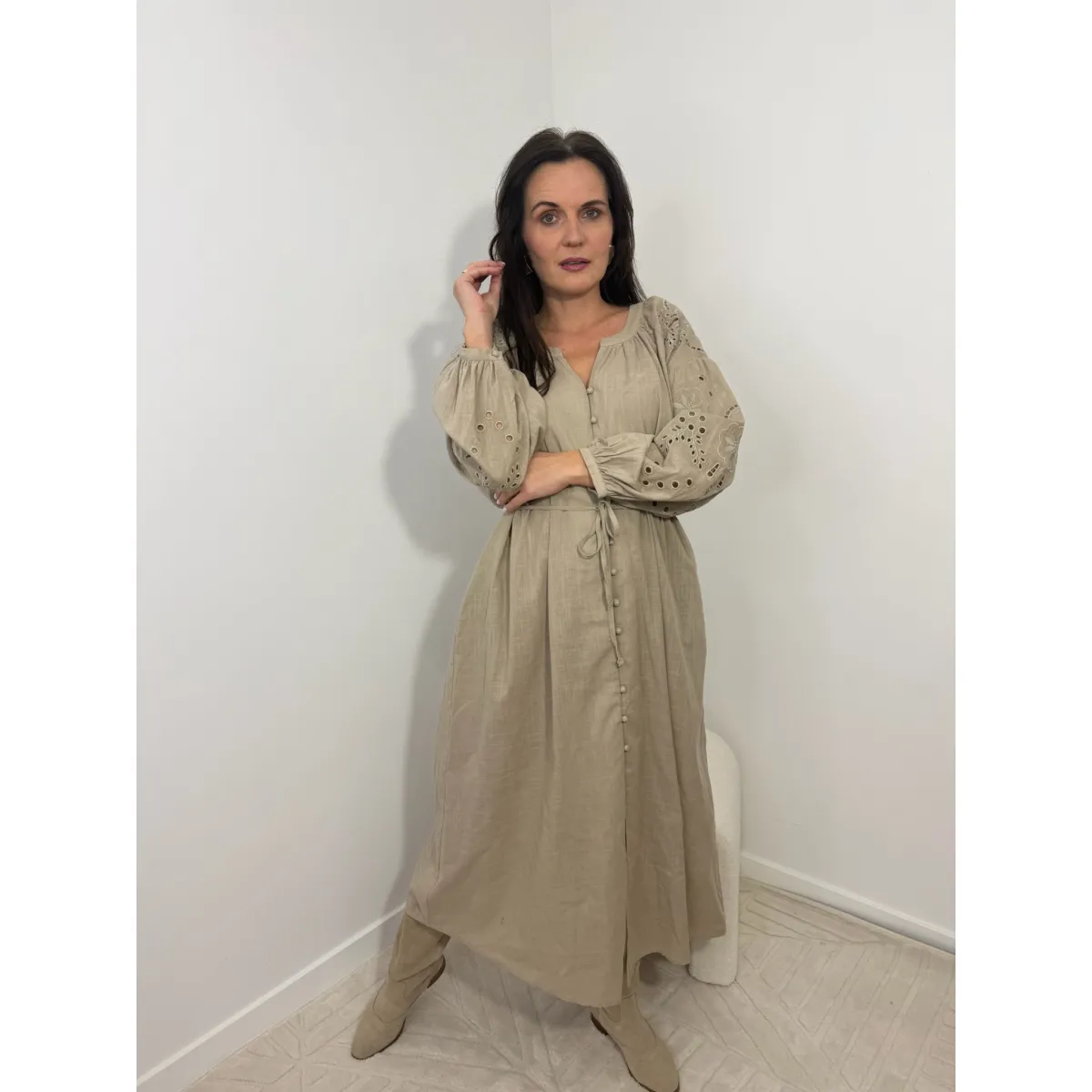 Bawełniana sukienka RICAMO w kolorze fango