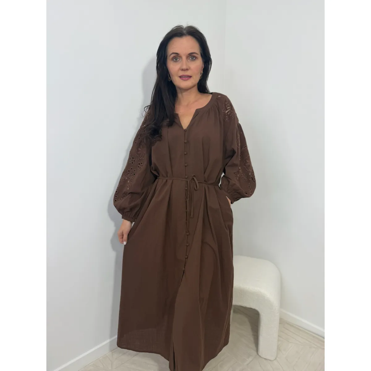 Bawełniana sukienka RICAMO w kolorze czekoladowym