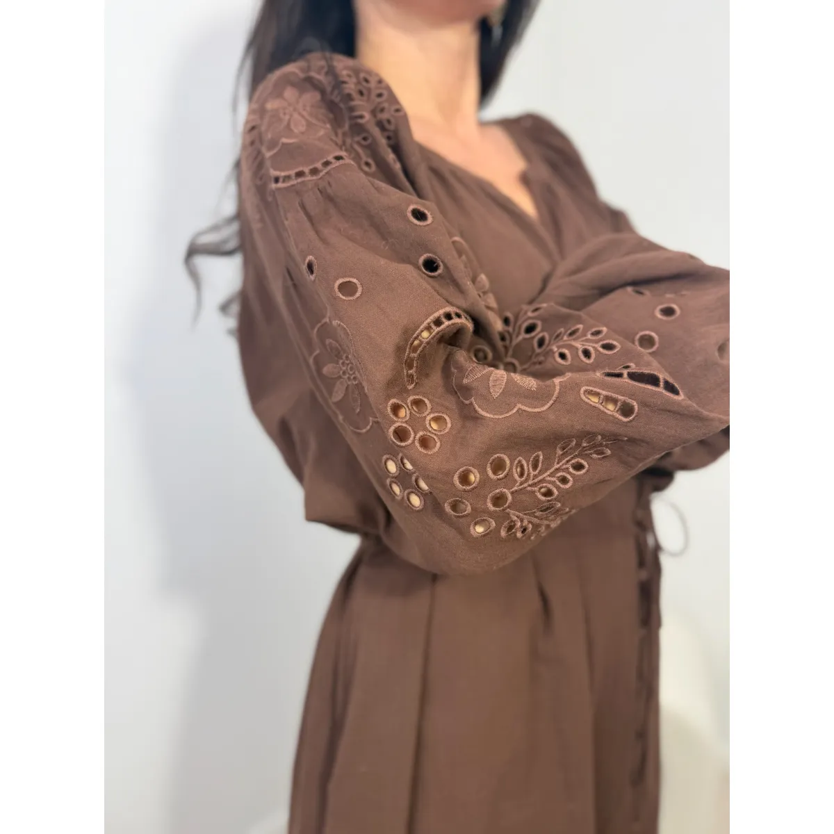 Bawełniana sukienka RICAMO w kolorze czekoladowym