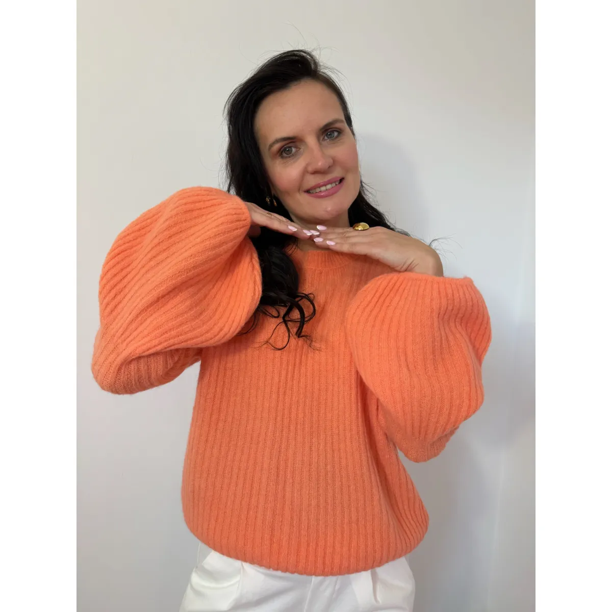 Miękki sweter z domieszką alpaki INETTA w odcieniu brzoskwiniowym