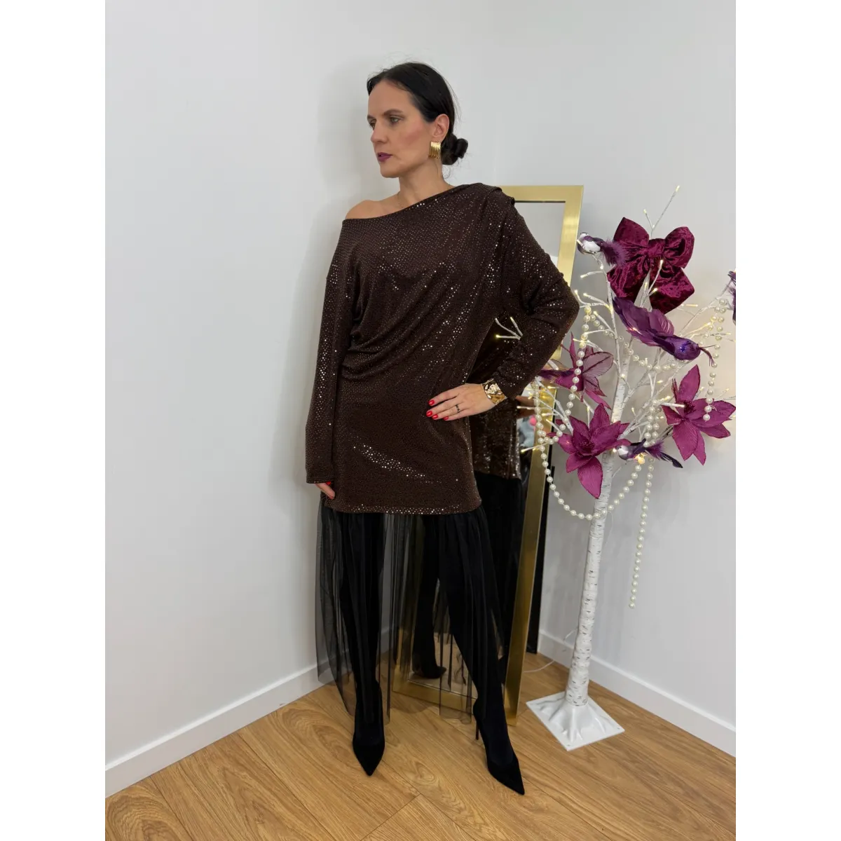 Cekinowa sukienka z tiulem MORGAN w kolorze czekoladowym