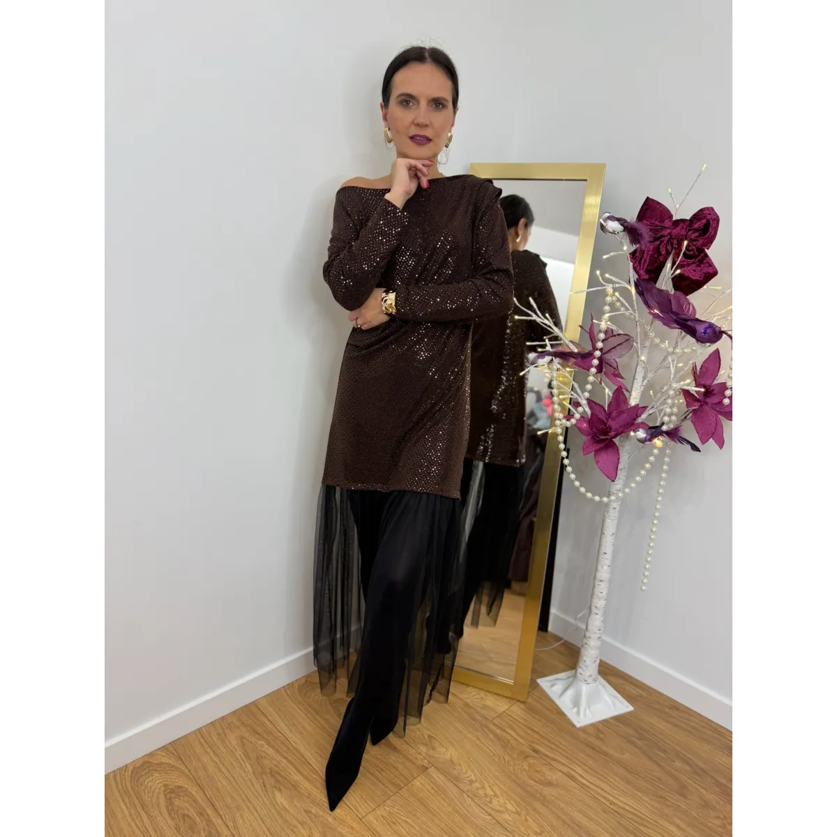 Cekinowa sukienka z tiulem MORGAN w kolorze czekoladowym