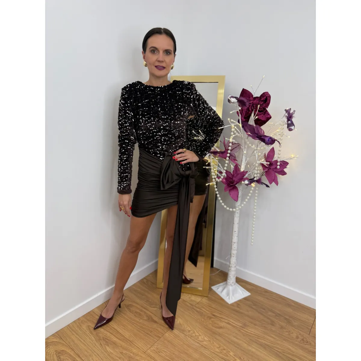 Cekinowa sukienka z kokardą Żaklina w odcieniu czekoladowym