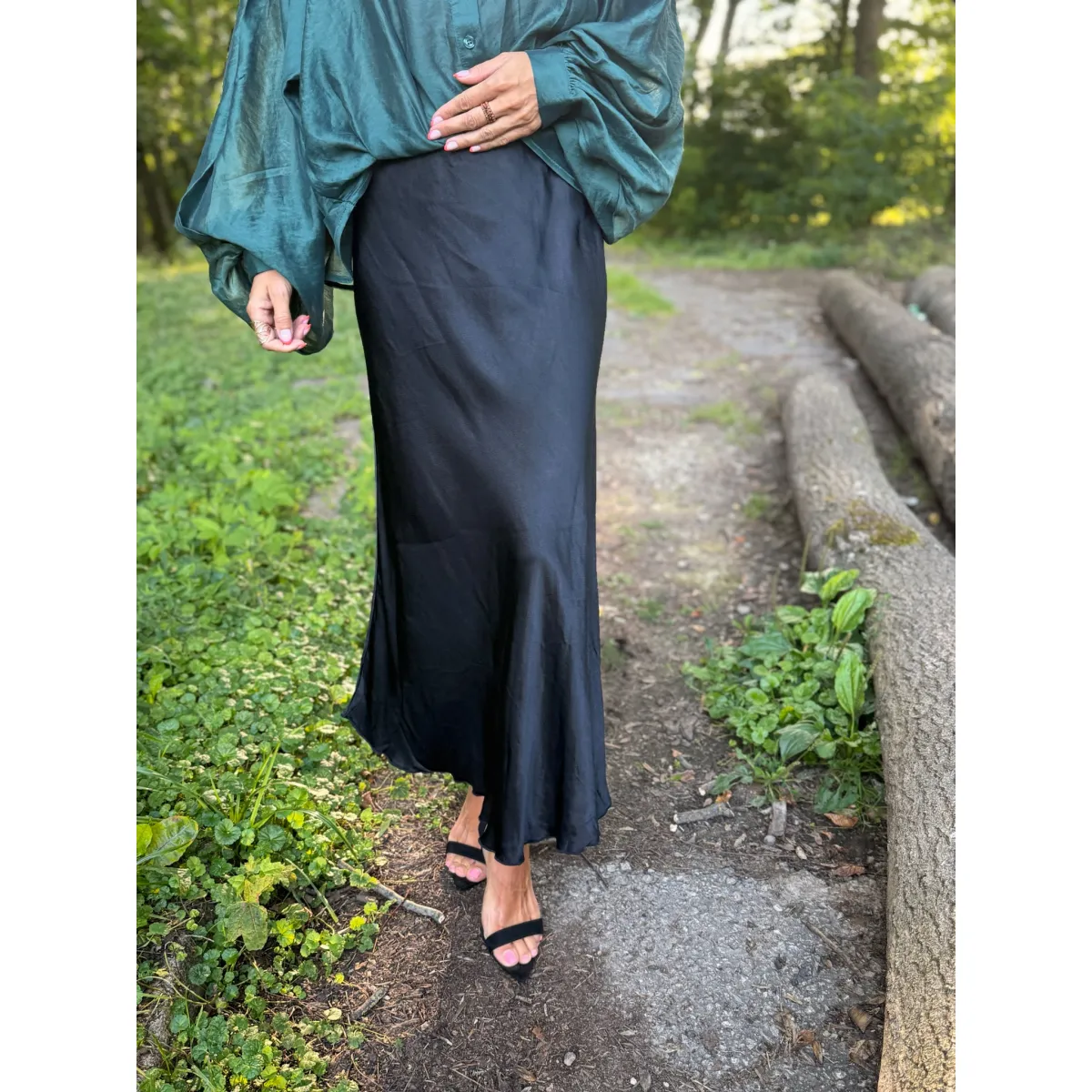 Wiskozową spódnica LARA w kolorze czarnej nocy