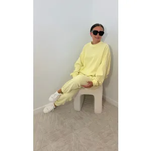 Bawełniany dres STEFFI w odcieniu bananowym w prążki