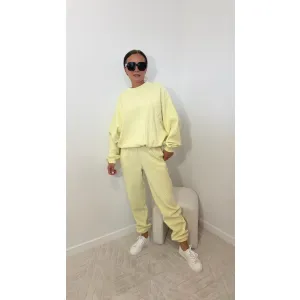 Bawełniany dres STEFFI w odcieniu bananowym w prążki