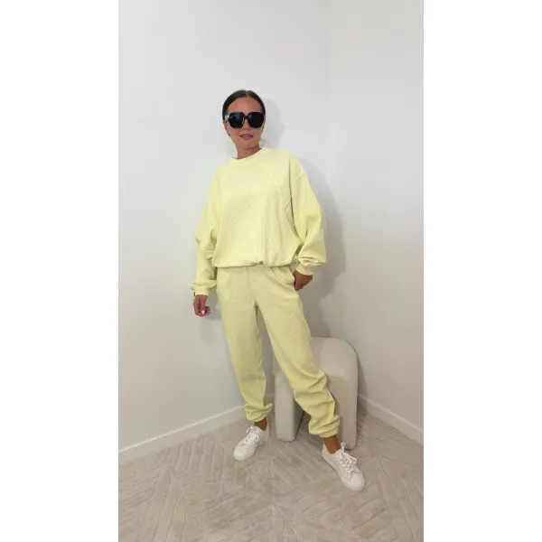 Bawełniany dres STEFFI w odcieniu bananowym w prążki