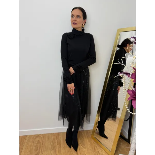 Bawełniany golf ROZA w kolorze czerni z różami